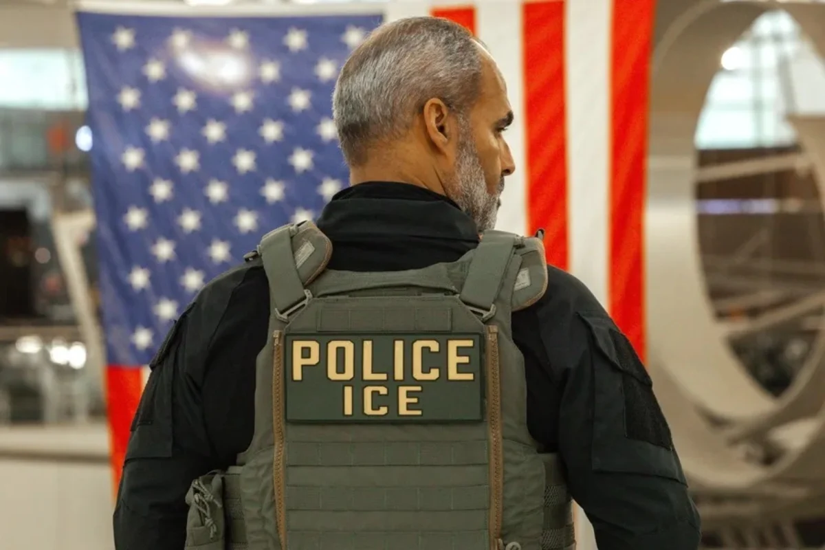 California busca prohibir los guantes eléctricos de ICE