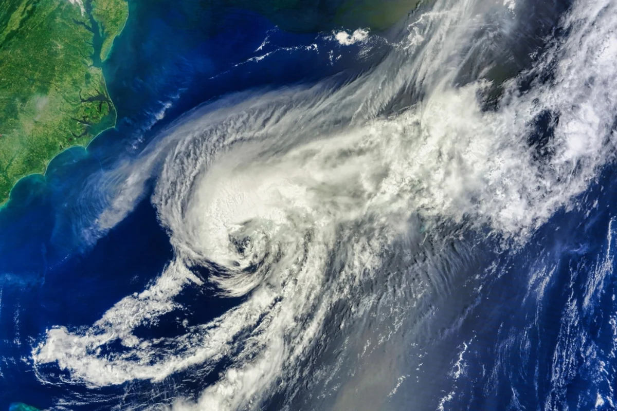 Huracán Lowell amenaza en Hawái, Hurricane Lowell Threatens Hawaii With Extreme Rain, Winds, and Dangerous Waves