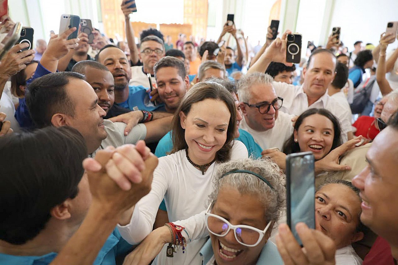 María Corina Machado es recibida por simpatizantes en el Santuario de la Divina Pastora, en Barquisimeto, Venezuela, el 25 de octubre de 2026. Foto: EFE/Vente Venezuela.