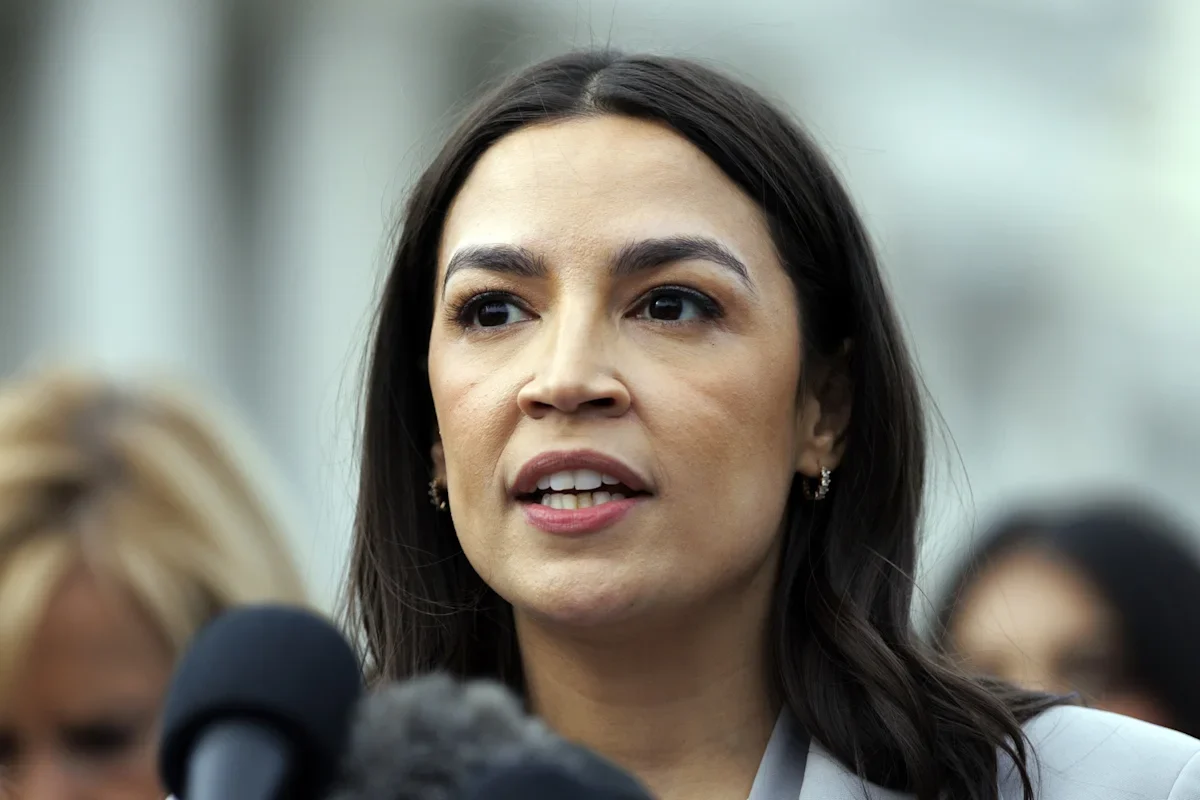 Ocasio-Cortez acusa a Target de facilitar operativos de ICE